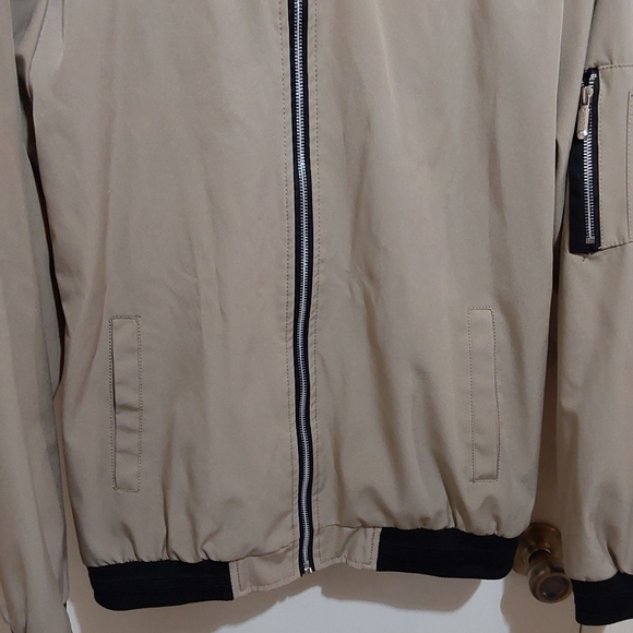 🌺 NEW Mens Urbanfind Tan/Black Lightweight Sportswear Jacket w/Tech Pocket - Picture 3 of 12